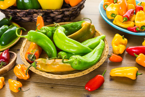 Разнообразие свежих органических перцев
