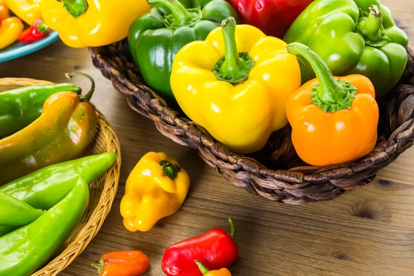 Utbud av färska ekologiska paprika — Stockfoto