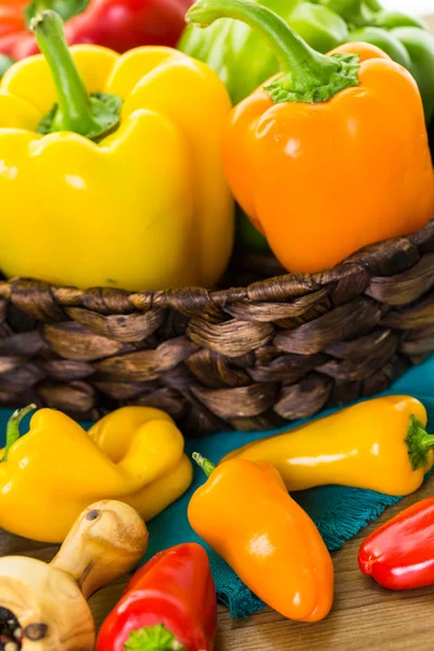 Vielfalt an frischen Bio-Paprika — Stockfoto