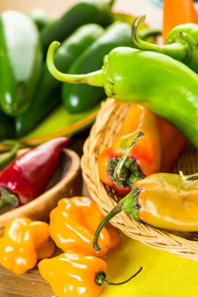 Masanın üzerinde organik biber