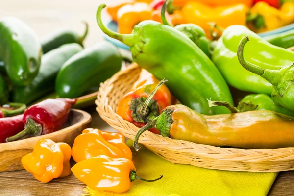 Masanın üzerinde organik biber