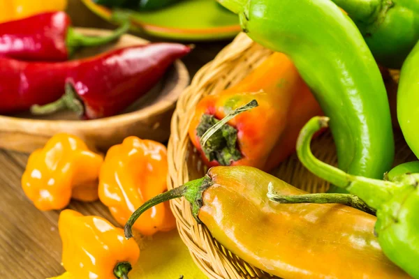 Organische paprika's op tafel — Stockfoto