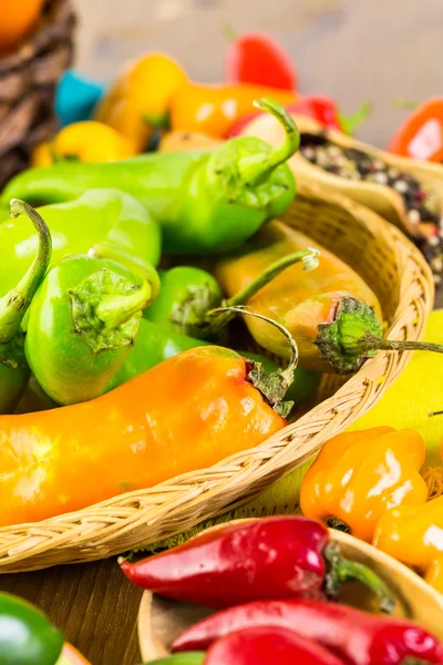 Masanın üzerinde organik biber