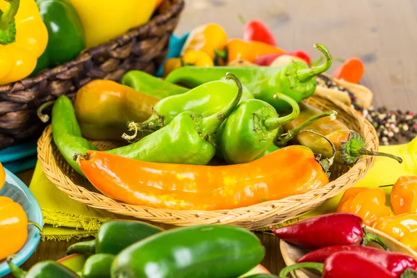 Varietà di peperoni freschi biologici — Foto Stock