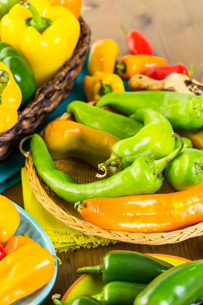 Vielfalt an frischen Bio-Paprika — Stockfoto