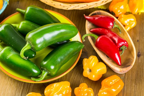 Utbud av färska ekologiska paprika — Stockfoto