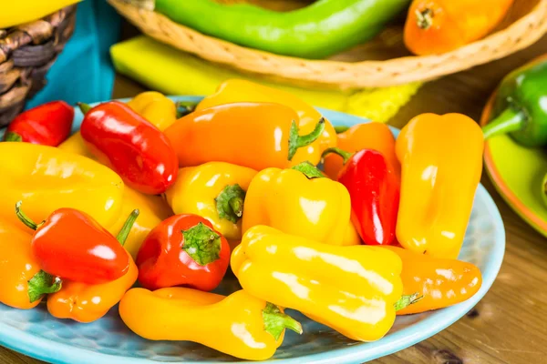 Peperoni biologici in tavola — Foto Stock