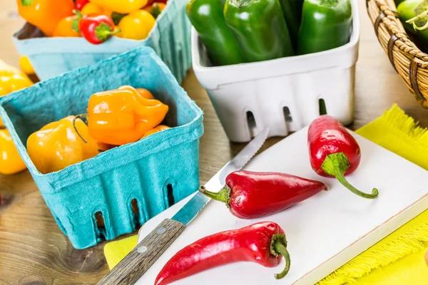 Peperoni biologici sul tavolo — Foto Stock