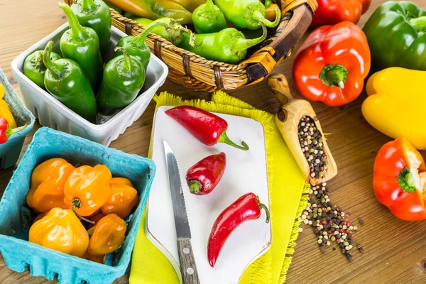 Variety of fresh organic peppers — Stock Photo, Image