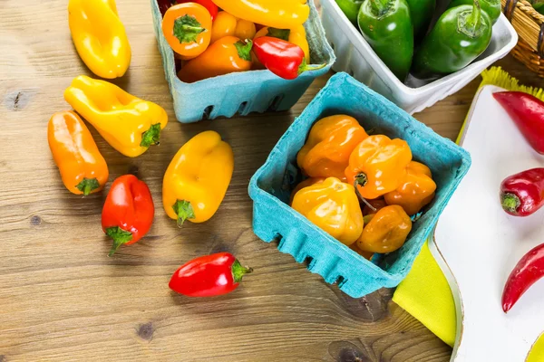 Masanın üzerinde organik biber