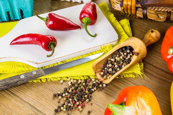 Masanın üzerinde organik biber