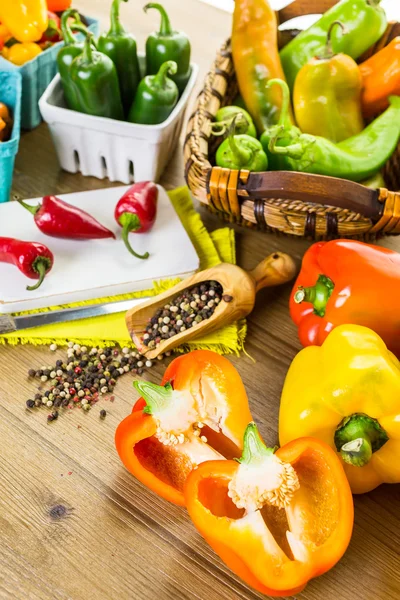 Masanın üzerinde organik biber