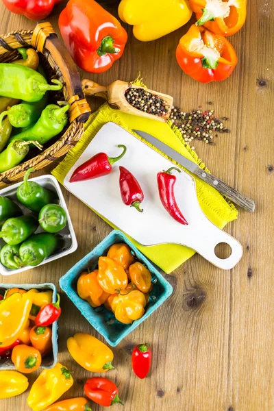 Masanın üzerinde organik biber