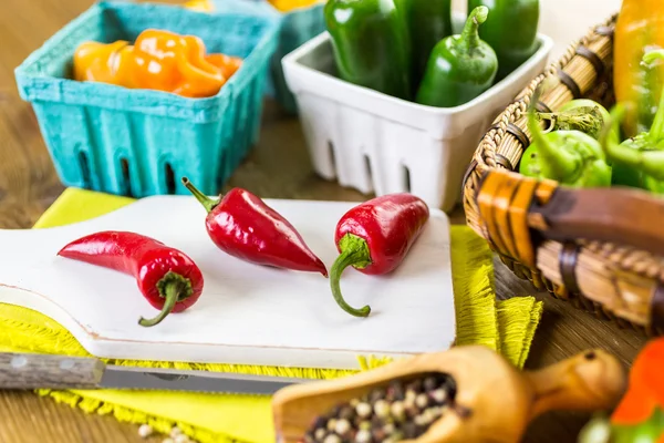 Masanın üzerinde organik biber