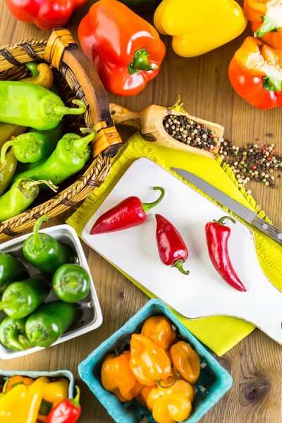 Masanın üzerinde organik biber