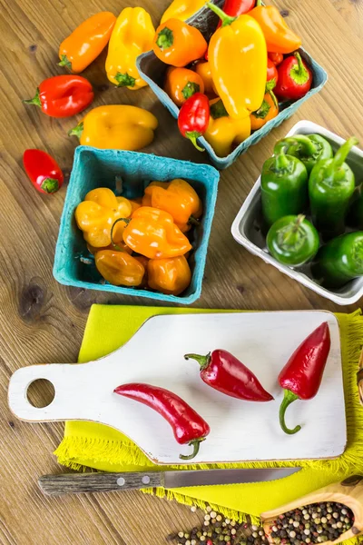 Masanın üzerinde organik biber