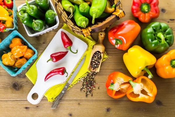 Masanın üzerinde organik biber