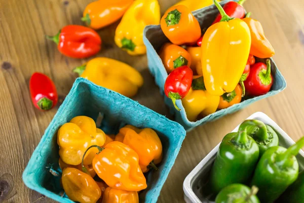 Peperoni biologici in tavola — Foto Stock