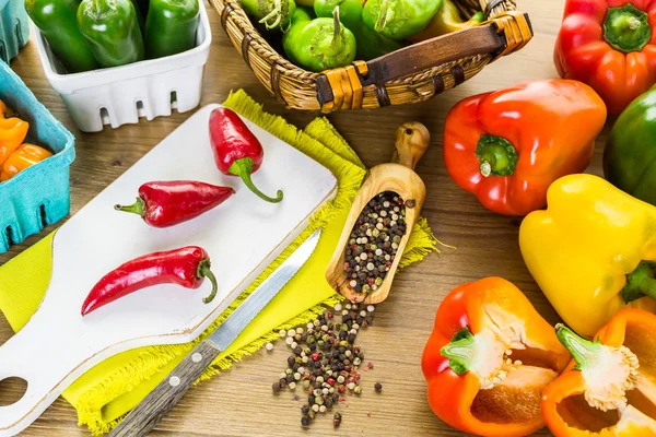 Paprika organik di atas meja — Stok Foto