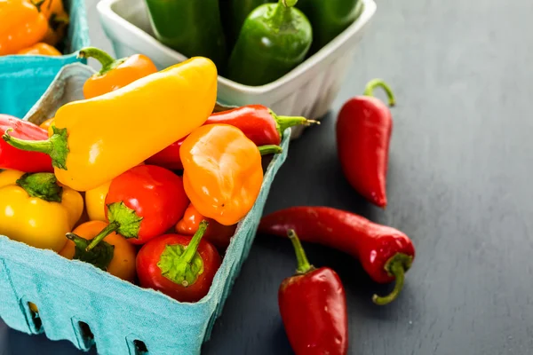 Organische paprika's op tafel — Stockfoto