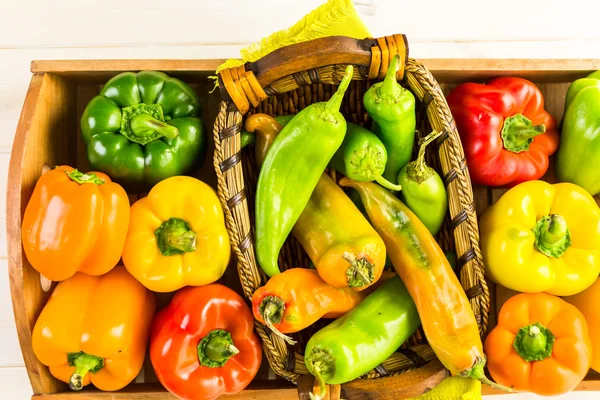 Pimientos orgánicos en la mesa — Foto de Stock