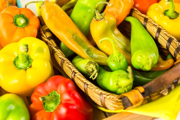 Peperoni biologici in tavola — Foto Stock