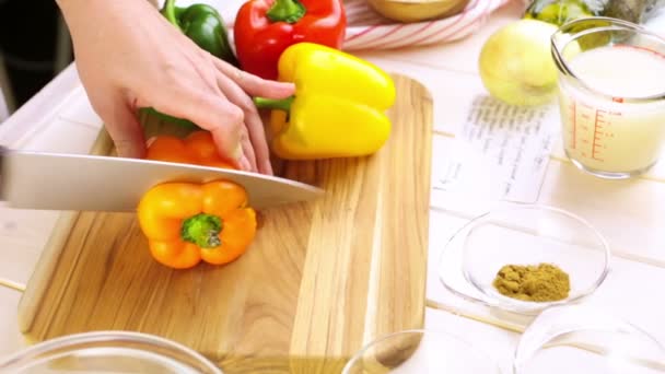 Pimientos rellenos bajos en calorías — Vídeo de stock