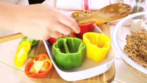 Nízkokalorické plněné papriky — Stock video