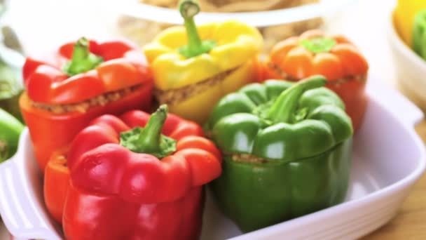 Pimientos rellenos bajos en calorías — Vídeo de stock