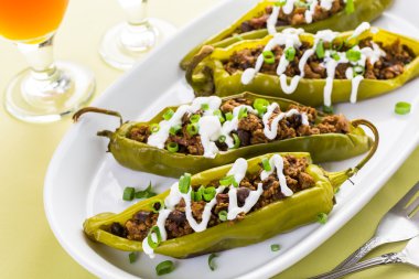 Chipotle sığır eti ve fasulye Şili biber dolması