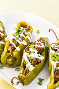 Chipotle sığır eti ve fasulye Şili biber dolması