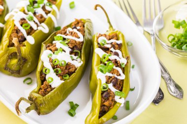 Chipotle sığır eti ve fasulye Şili biber dolması