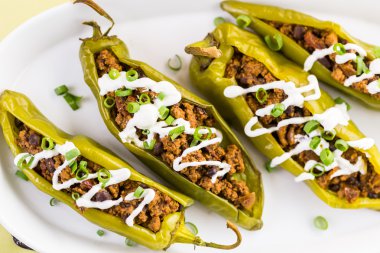 Chipotle sığır eti ve fasulye Şili biber dolması