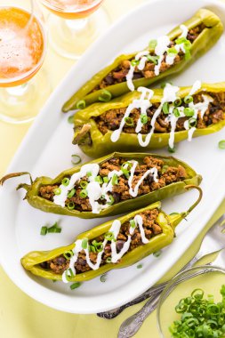 Chipotle sığır eti ve fasulye Şili biber dolması