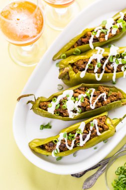 Chipotle sığır eti ve fasulye Şili biber dolması