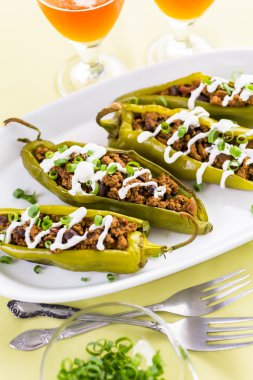 Chipotle sığır eti ve fasulye Şili biber dolması