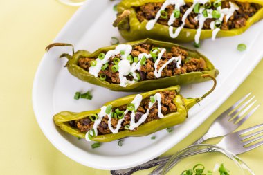 Chipotle sığır eti ve fasulye Şili biber dolması