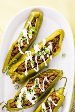 Chipotle sığır eti ve fasulye Şili biber dolması