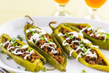 Chipotle sığır eti ve fasulye Şili biber dolması