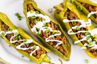 Chipotle sığır eti ve fasulye Şili biber dolması