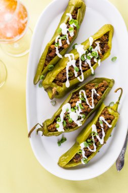 Chipotle sığır eti ve fasulye Şili biber dolması