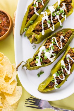 Chipotle sığır eti ve fasulye Şili biber dolması