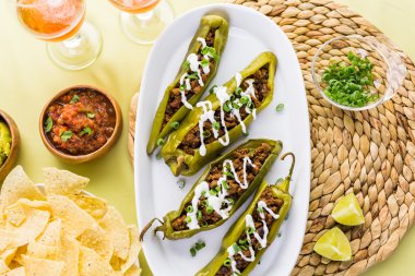 Chipotle sığır eti ve fasulye Şili biber dolması