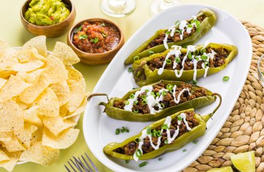 Chipotle sığır eti ve fasulye Şili biber dolması