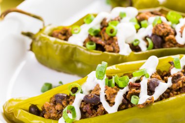 Chipotle sığır eti ve fasulye Şili biber dolması