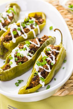 Chipotle sığır eti ve fasulye Şili biber dolması