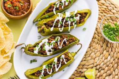 Chipotle sığır eti ve fasulye Şili biber dolması