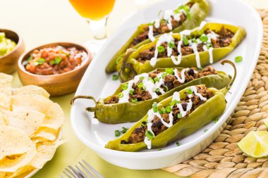 Chipotle sığır eti ve fasulye Şili biber dolması