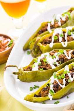 Chipotle sığır eti ve fasulye Şili biber dolması