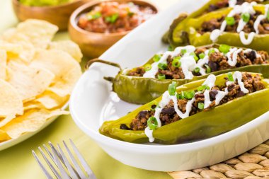 Chipotle sığır eti ve fasulye Şili biber dolması